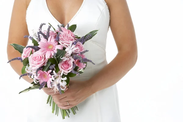 Sposa che tiene mazzo di fiori — Foto Stock