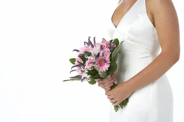 Noiva segurando buquê de flores — Fotografia de Stock