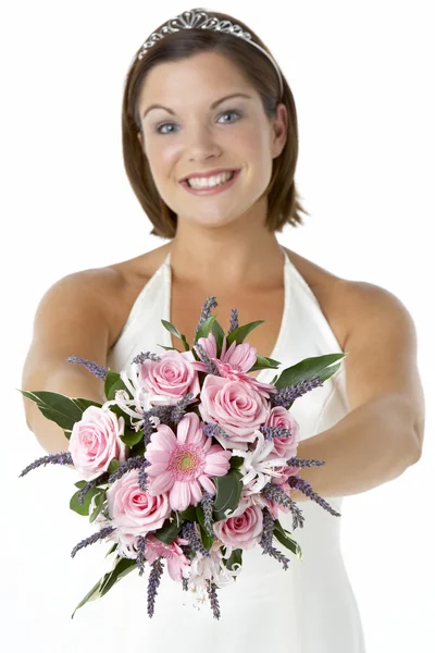 Menyasszony bouquet virágok kezében portréja — Stock Fotó