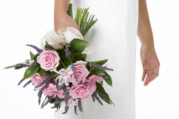 Bruid houden boeket van roze bloemen — Stockfoto