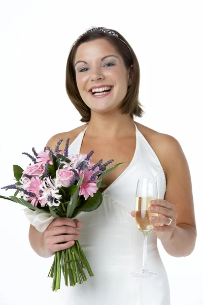 Retrato de noiva segurando buquê e copo de vinho — Fotografia de Stock