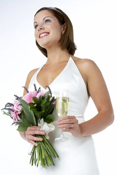 Retrato de noiva segurando buquê e copo de vinho — Fotografia de Stock