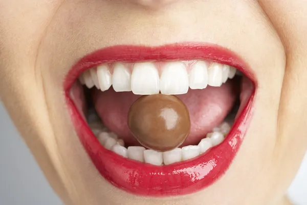 Bliska Jamy Ustnej Kobiety Gryzienie Czekoladę — Zdjęcie stockowe