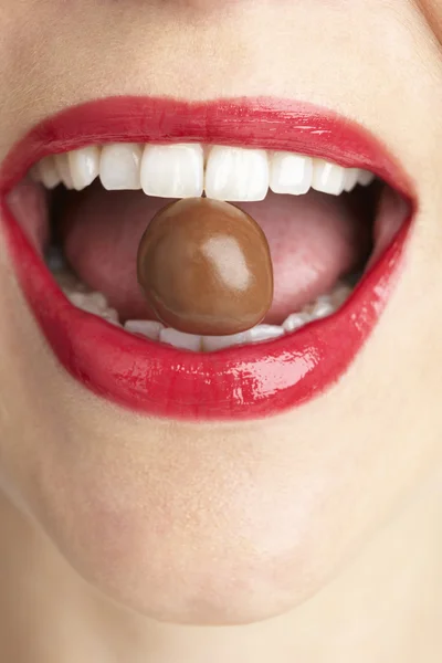 Mulher Mordendo Chocolate — Fotografia de Stock