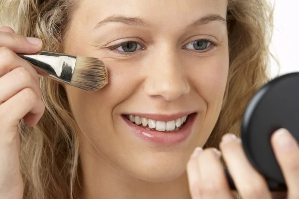 Jovem Mulher Aplicando Maquiagem — Fotografia de Stock