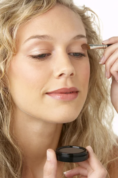 Mujer Joven Que Aplica Maquillaje — Foto de Stock
