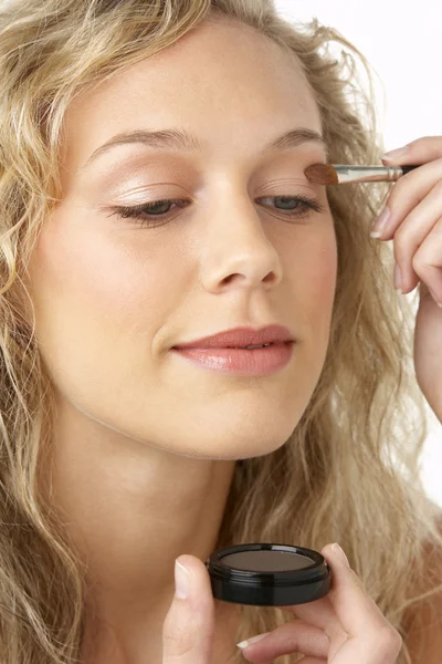 Mujer Joven Que Aplica Maquillaje —  Fotos de Stock