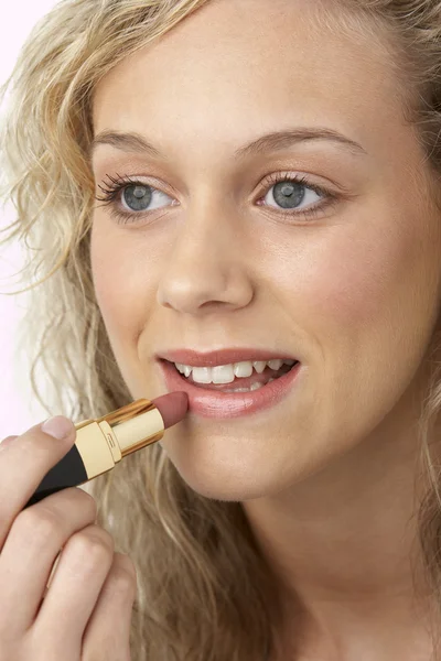 Mujer Joven Que Aplica Maquillaje — Foto de Stock