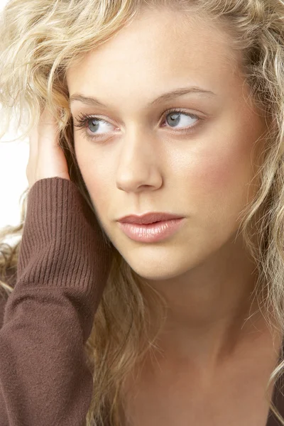 Retrato de jovem mulher olhando pensativo — Fotografia de Stock