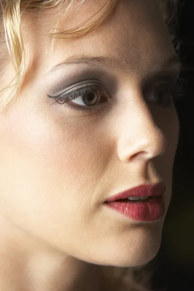 Mujer Joven Usando Maquillaje Luciendo Reflexivo — Foto de Stock