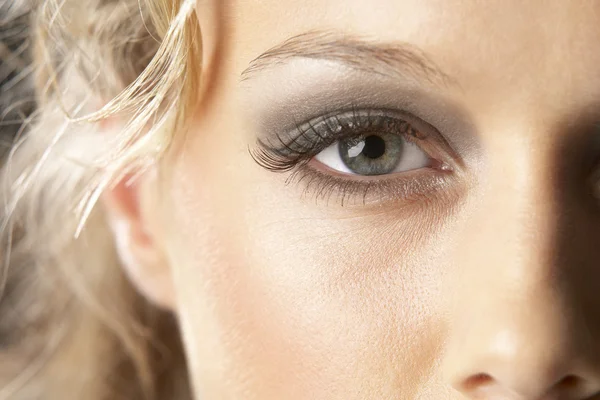 Close-up van jonge vrouw met glamoureuze make-up — Stockfoto