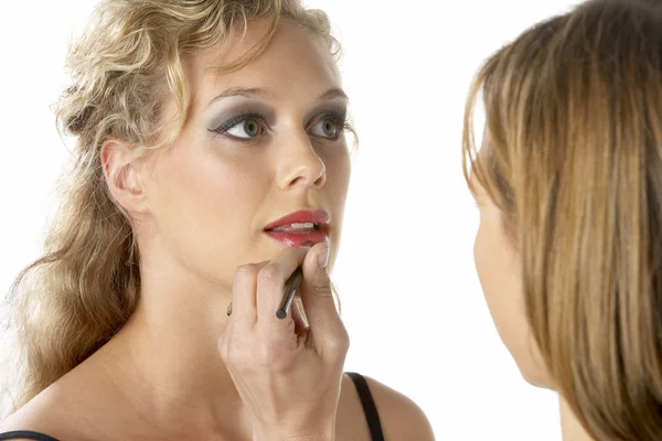 Ung kvinna med hennes läppstift som tillämpas — Stockfoto