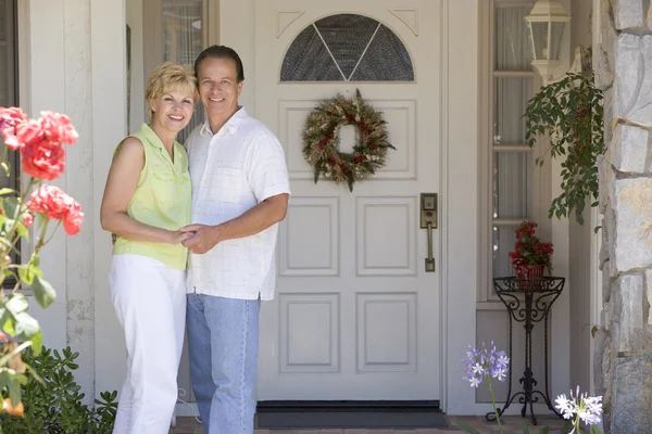 Couple Standing Outside Their House — Stock Photo, Image