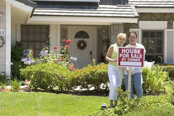 Man, Kvinna, mitt hus, par, sälja, hus, glad, hem, hem — Stockfoto