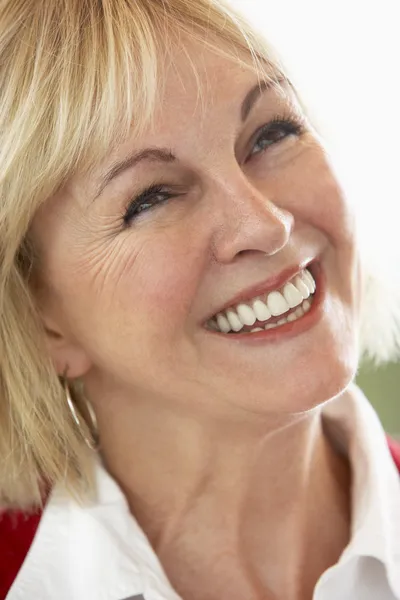 Mujer Mediana Edad Sonriendo Alegremente —  Fotos de Stock