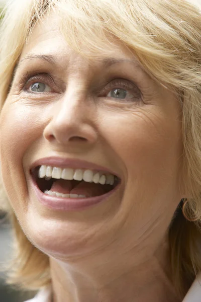 Porträt einer Seniorin, die glücklich lächelt — Stockfoto