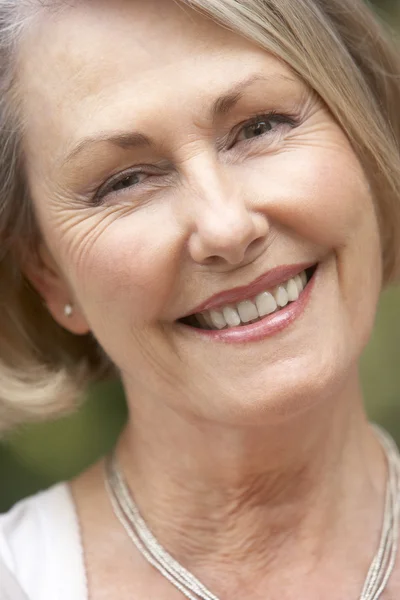 Portret Senior Kobieta Uśmiecha Się Kamery — Zdjęcie stockowe
