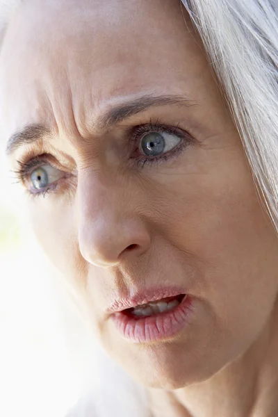 Starszy Portret Kobieta Lat Sześćdziesiątych Szoku Oszołomiony Niedowierzanie Headshot — Zdjęcie stockowe