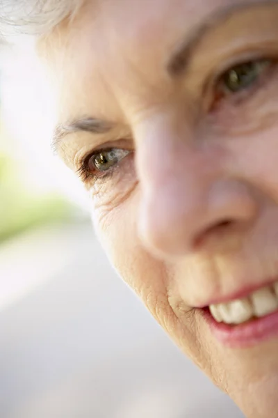 Portrét starší ženy s úsměvem — Stock fotografie
