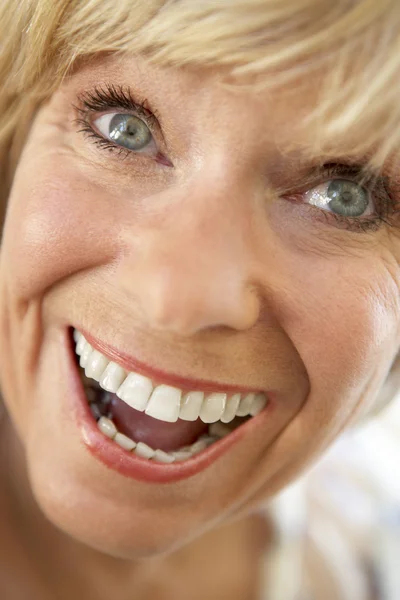 Średniej wieku kobieta uśmiechając się szczęśliwie — Zdjęcie stockowe