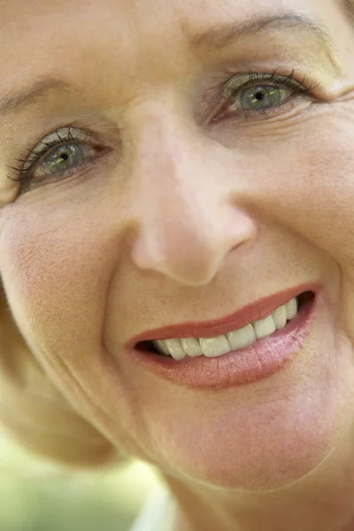 Senior Porträtt Kvinna Femtiotalet Spänning Lycklig Leende Lycka — Stockfoto
