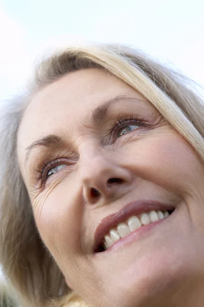 Retrato de mujer mayor sonriendo —  Fotos de Stock