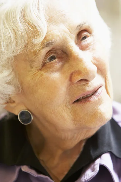Портрет Пожилой Женщины Выглядит Красиво — стоковое фото
