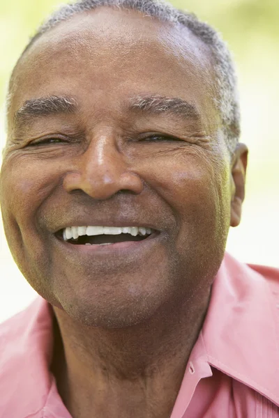 Starší muž, směje se na kameru — Stock fotografie