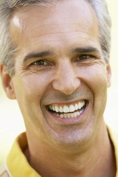 Portret mężczyzny w średnim wieku uśmiechniętego do kamery — Zdjęcie stockowe