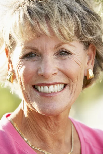 Portret van senior vrouw die lacht op de camera — Stockfoto