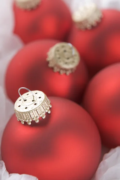 赤のクリスマス ツリーの装飾のグループ — ストック写真