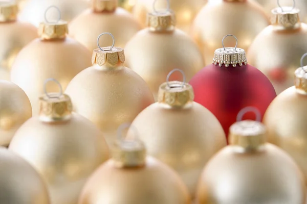 Auswahl an rotem und goldenem Weihnachtsschmuck — Stockfoto