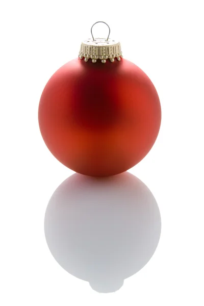 白い背景の上の単一の赤いクリスマス ツリー安物の宝石 — ストック写真