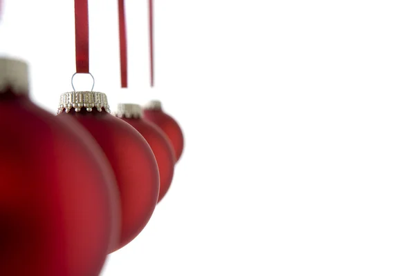 Lijn Van Rode Kerstmis Kerstballen Tegen Witte Achtergrond — Stockfoto