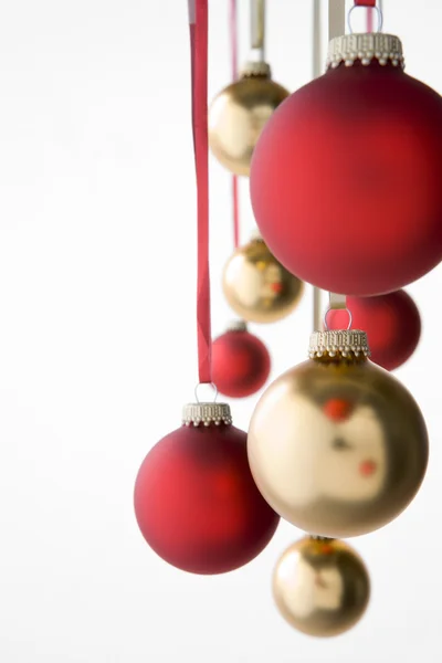 Grupo de decorações de Natal penduradas — Fotografia de Stock