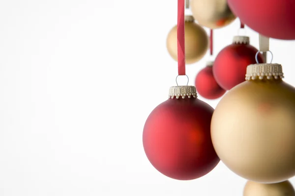 Gruppe Von Rotem Und Goldenem Weihnachtsschmuck Vor Weißem Hintergrund — Stockfoto
