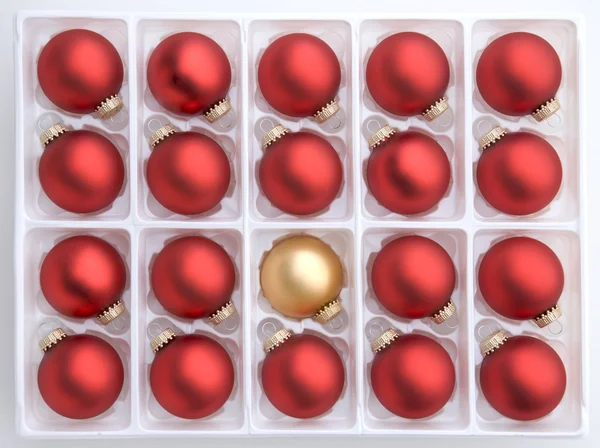 Röd och guld jul dekorationer — Stockfoto