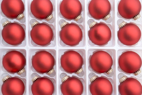 Röda julgranskulor i låda — Stockfoto