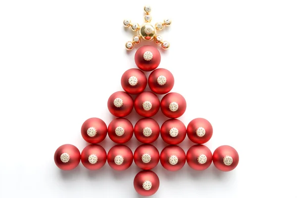 Weihnachtsbaum Aus Kugeln Vor Weißem Hintergrund — Stockfoto