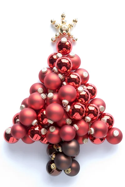 Kerstboom gemaakt van kerstballen — Stockfoto