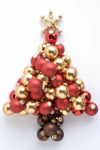 Kerstboom Gemaakt Van Kerstballen Tegen Witte Achtergrond — Stockfoto