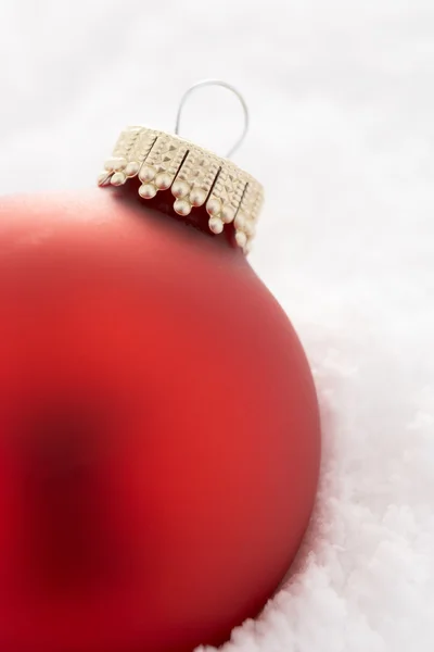Красная Рождественская Ёлка Снегу — стоковое фото