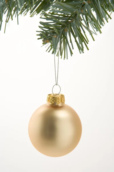 Χρυσή Διακόσμηση Χριστούγεννα Που Κρέμονται Από Δέντρο Από Λευκό Φόντο — Φωτογραφία Αρχείου