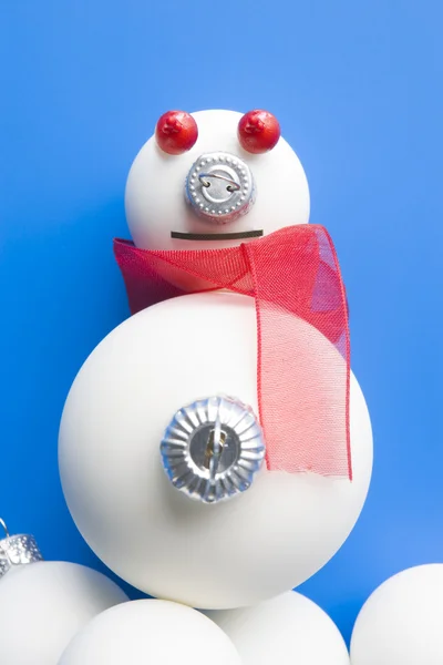 Sneeuwpop gemaakt van kerstversiering — Stockfoto
