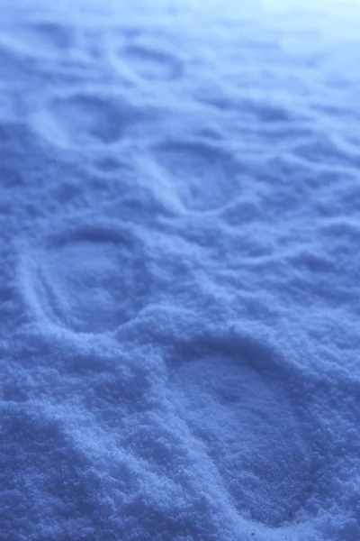 雪の中を歩いて足跡 — ストック写真
