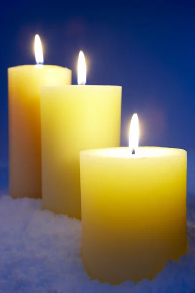 Svíčky ve sněhu — Stock fotografie
