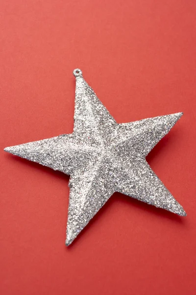 Silver Star Decoratie Van Kerstboom Rode Achtergrond — Stockfoto