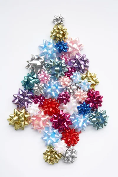 Kerstboom Gemaakt Van Geschenk Bogen Tegen Witte Achtergrond — Stockfoto