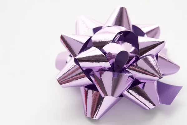 Roxo Gift Wrap Bow Contra Fundo Branco — Fotografia de Stock