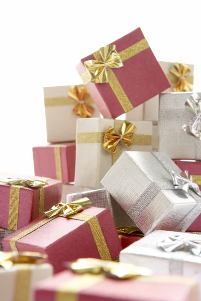 Pilha Presentes Natal Contra Fundo Branco — Fotografia de Stock